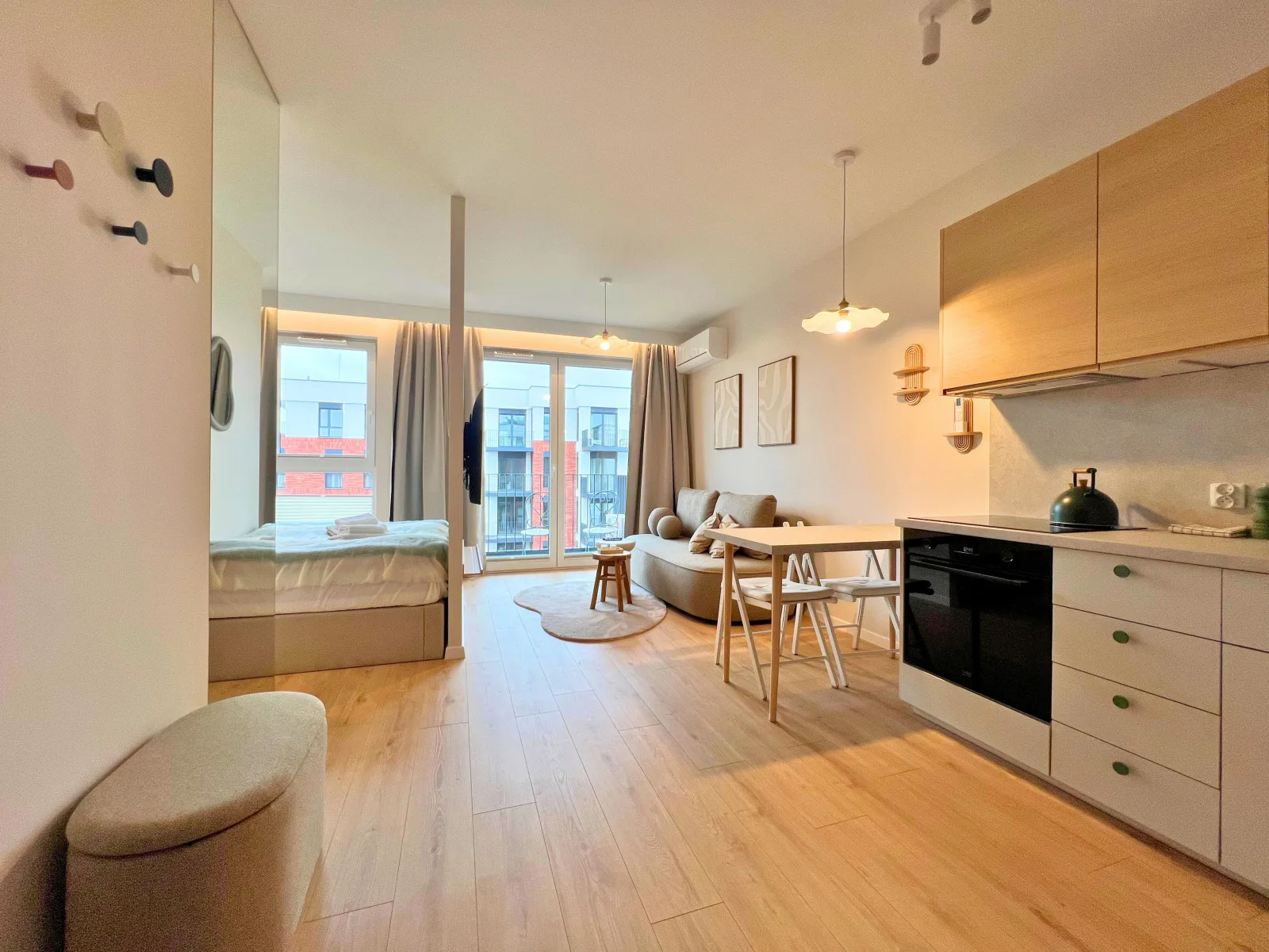 Komfortowy apartament przy plaży w Letnicy — salon z aneksem kuchennym